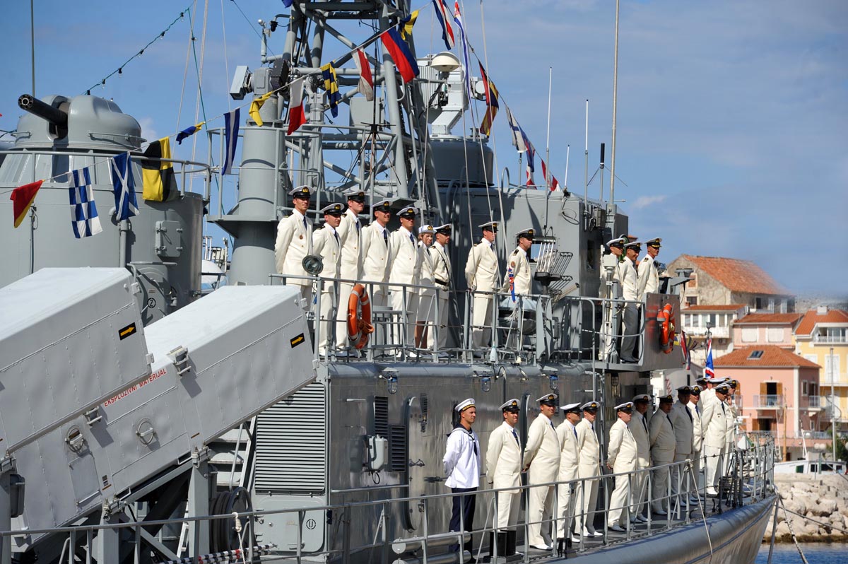 https://www.morh.hr/wp-content/gallery/sveano-obiljeen-dan-i-21-obljetnica-ustrojavanja-hrm-a/hrm_15092012-3_14.jpg