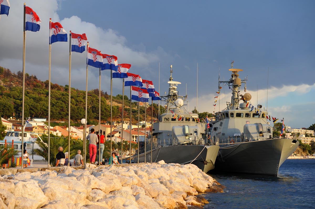 https://www.morh.hr/wp-content/gallery/sveano-obiljeen-dan-i-21-obljetnica-ustrojavanja-hrm-a/hrm_159092012_08.jpg
