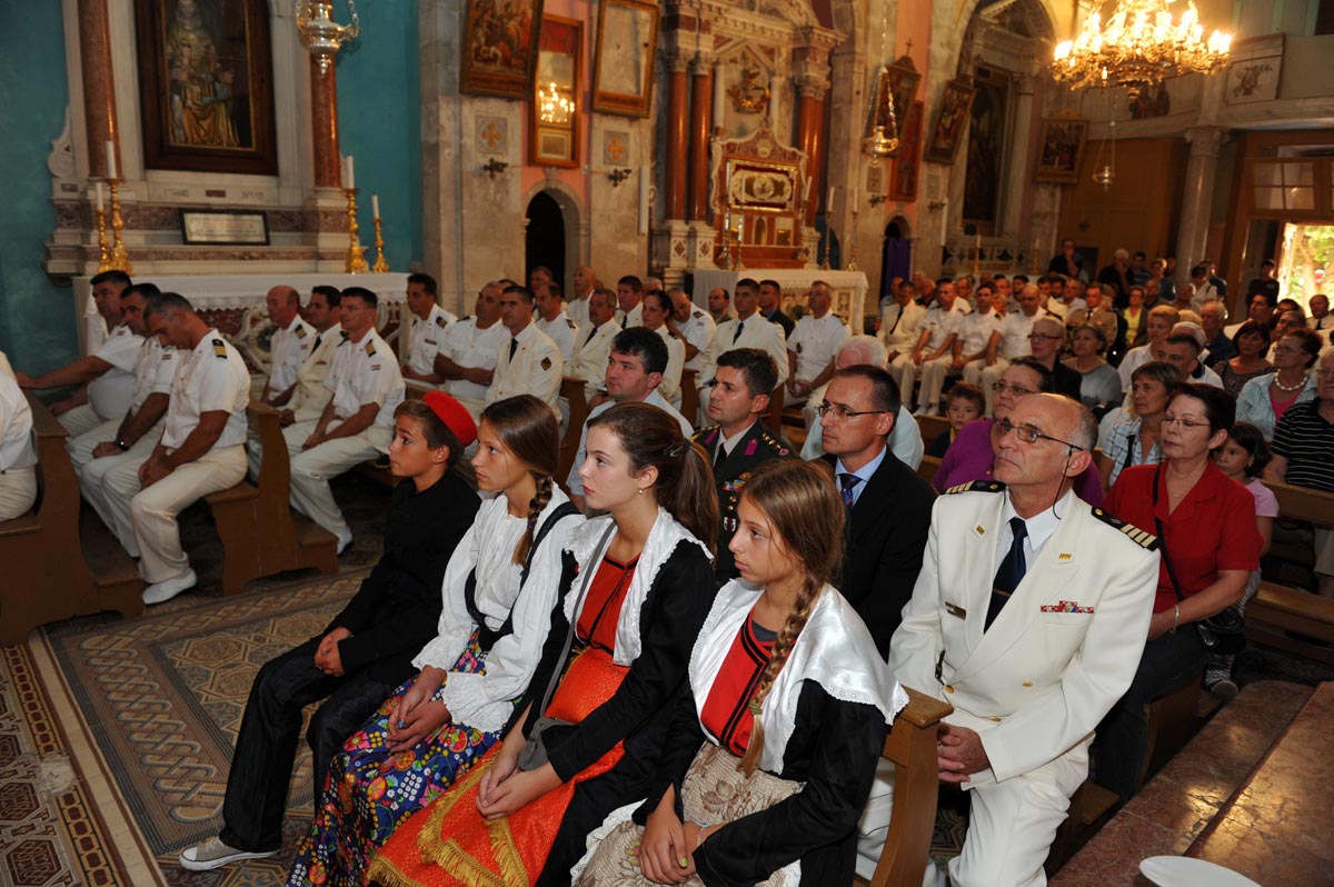 https://www.morh.hr/wp-content/gallery/sveano-obiljeen-dan-i-21-obljetnica-ustrojavanja-hrm-a/hrm_159092012_12.jpg