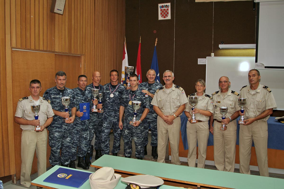 https://www.morh.hr/wp-content/gallery/sveano-obiljeen-dan-i-21-obljetnica-ustrojavanja-hrm-a/hrm_159092012_14.jpg