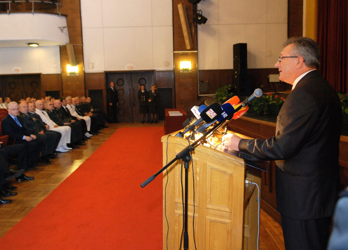 https://www.morh.hr/wp-content/gallery/sveano-uruena-promaknua-odlikovanja-nagrade-i-pohvale/dodjela_cinova_02082010_12.jpg