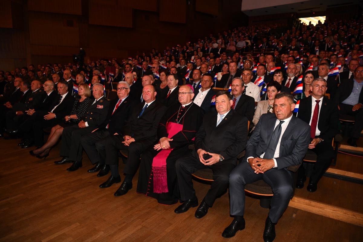 https://www.morh.hr/wp-content/gallery/svecana-akademija-povodom-27-obljetnice-hrvatske-vojske/sv_akademija_28052018_11.jpg