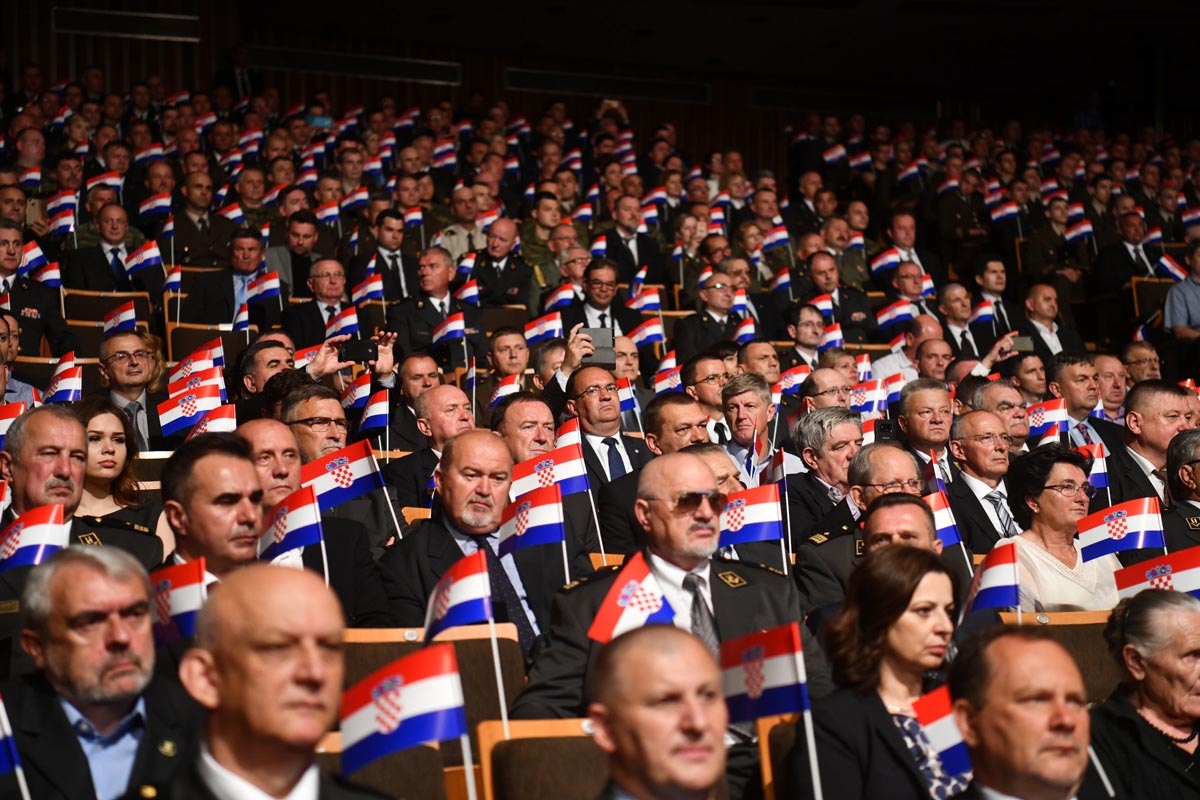 https://www.morh.hr/wp-content/gallery/svecana-akademija-povodom-27-obljetnice-hrvatske-vojske/sv_akademija_28052018_12.jpg
