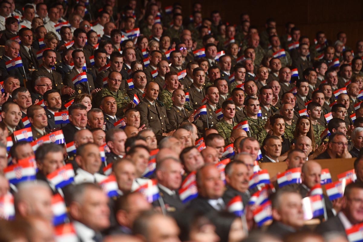 https://www.morh.hr/wp-content/gallery/svecana-akademija-povodom-27-obljetnice-hrvatske-vojske/sv_akademija_28052018_18.jpg
