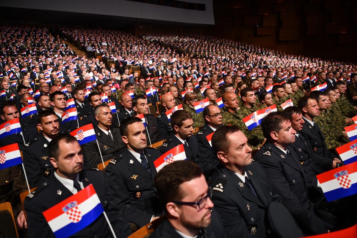https://www.morh.hr/wp-content/gallery/svecana-akademija-povodom-27-obljetnice-hrvatske-vojske/sv_akademija_28052018_21.jpg