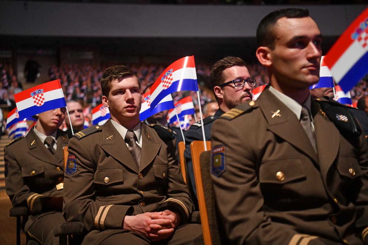 https://www.morh.hr/wp-content/gallery/svecana-akademija-povodom-27-obljetnice-hrvatske-vojske/sv_akademija_28052018_22.jpg