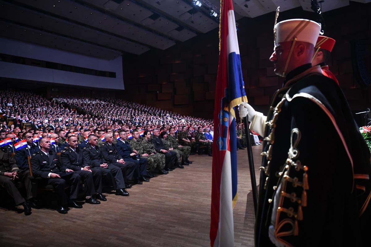 https://www.morh.hr/wp-content/gallery/svecana-akademija-povodom-27-obljetnice-hrvatske-vojske/sv_akademija_28052018_23.jpg