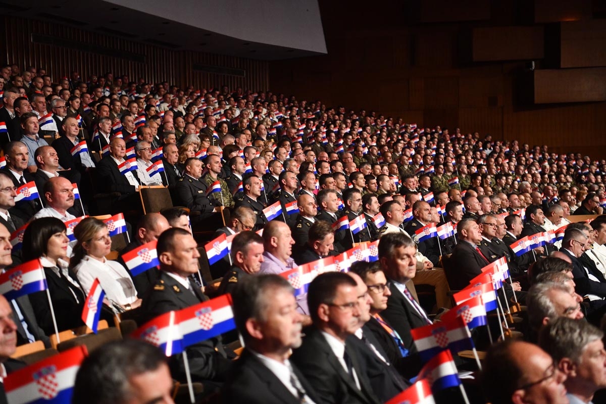 https://www.morh.hr/wp-content/gallery/svecana-akademija-povodom-27-obljetnice-hrvatske-vojske/sv_akademija_28052018_25.jpg