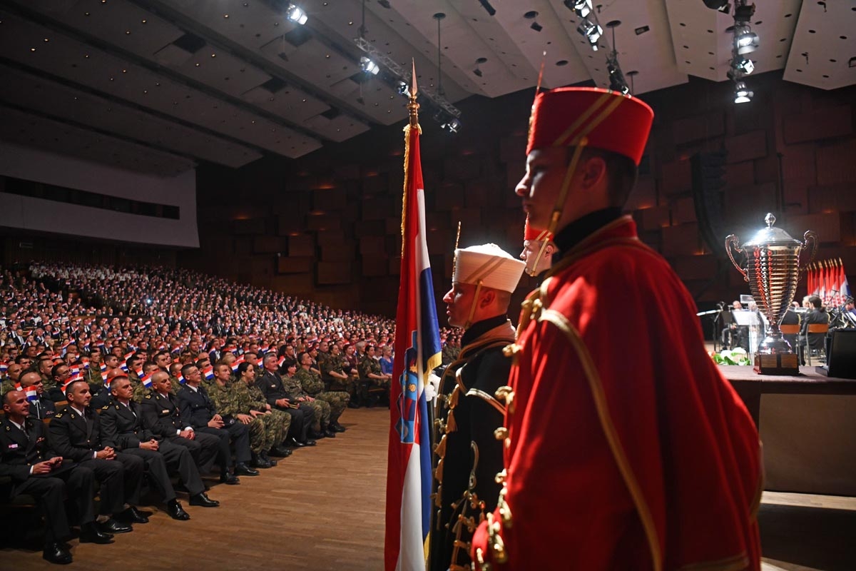 https://www.morh.hr/wp-content/gallery/svecana-akademija-povodom-27-obljetnice-hrvatske-vojske/sv_akademija_28052018_28.jpg
