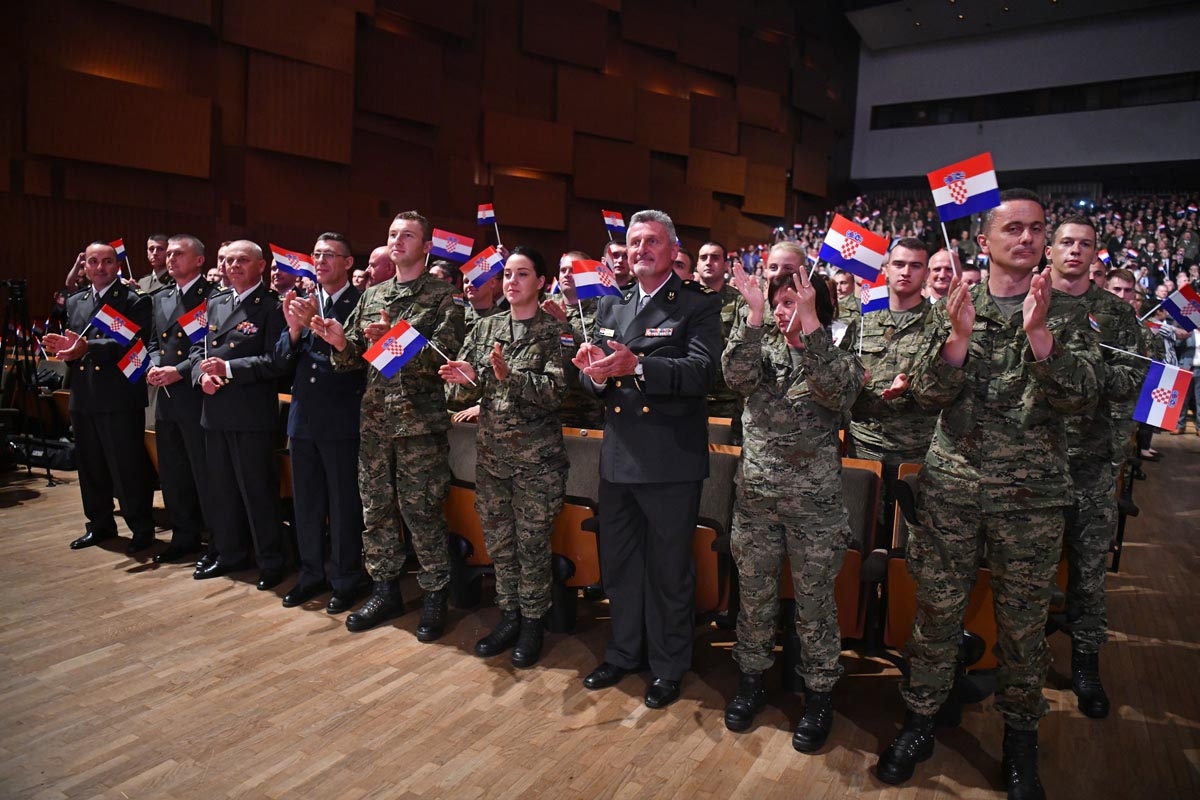 https://www.morh.hr/wp-content/gallery/svecana-akademija-povodom-27-obljetnice-hrvatske-vojske/sv_akademija_28052018_39.jpg