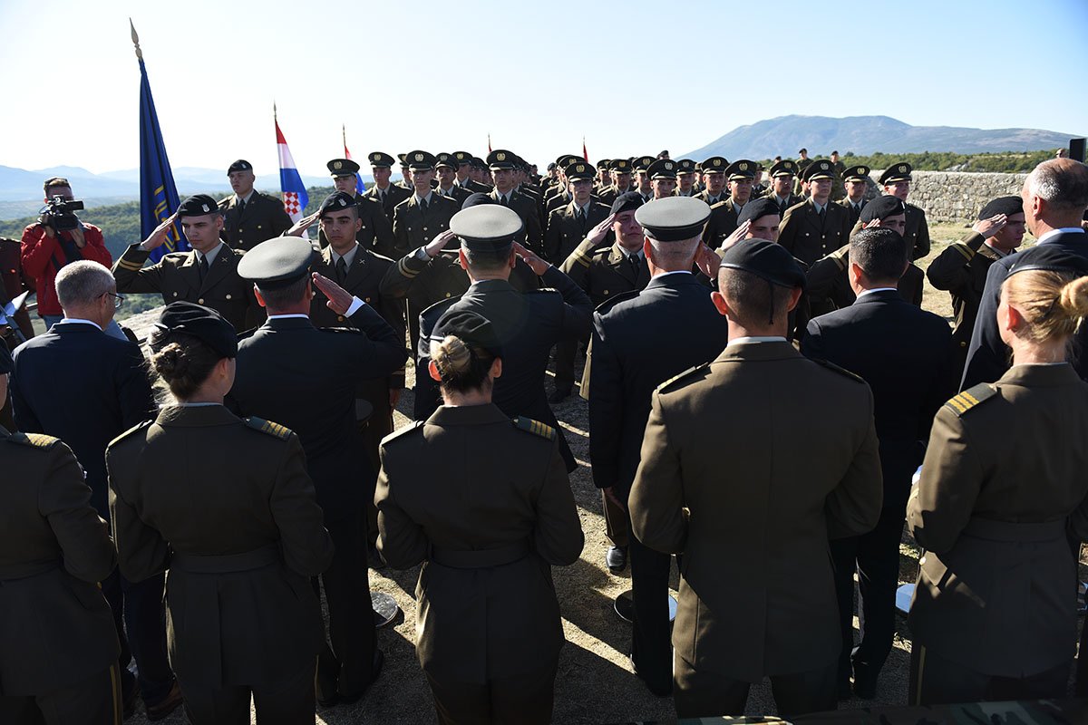 https://www.morh.hr/wp-content/gallery/svecana-dodjela-beretki-kadetima-na-kninskoj-tvrdavi/dodjela_beretki_hvu_21092019_10.jpg