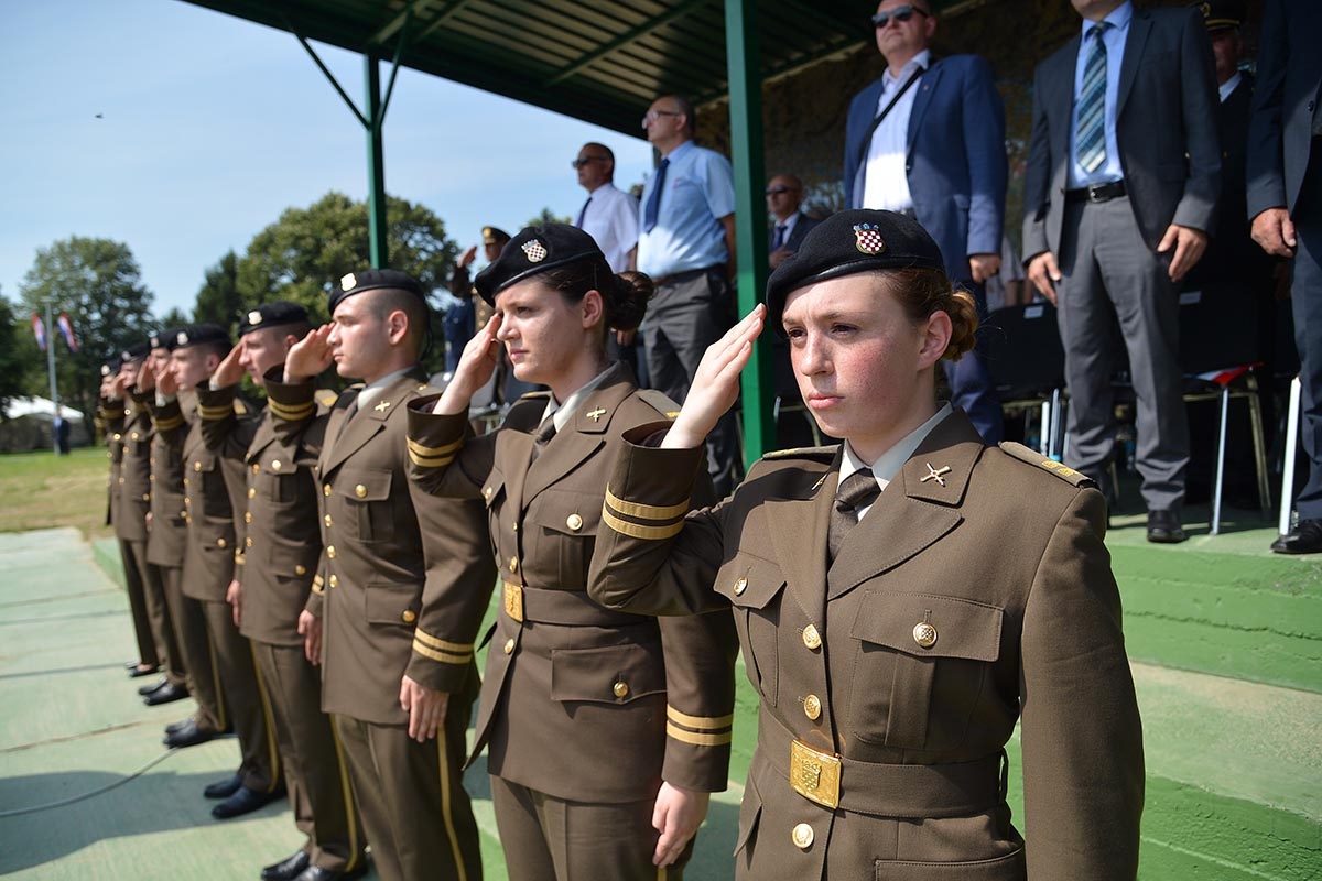 https://www.morh.hr/wp-content/gallery/svecana-promocija-153-polaznika-vojnih-skola-hvu-a-u-vukovaru/promocija_polaznika_vojnih_skola_21062018_02.jpg