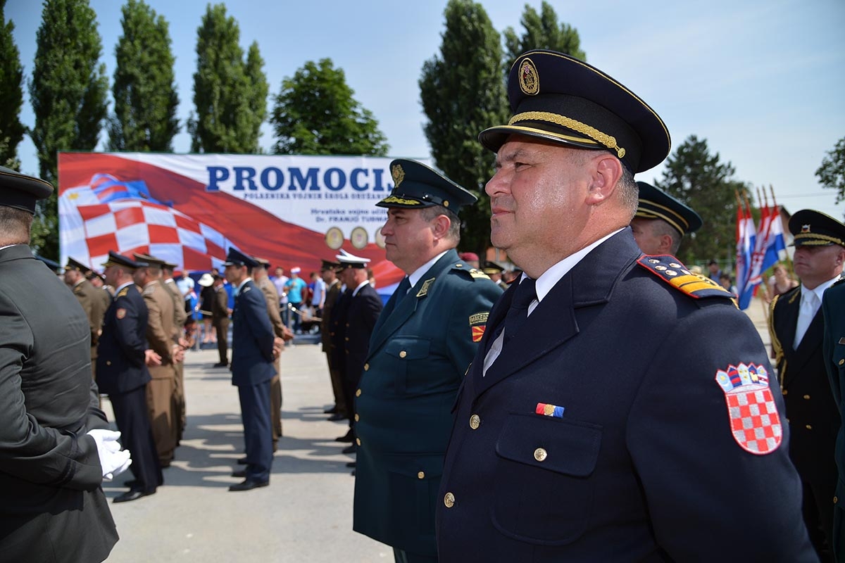 https://www.morh.hr/wp-content/gallery/svecana-promocija-153-polaznika-vojnih-skola-hvu-a-u-vukovaru/promocija_polaznika_vojnih_skola_21062018_08.jpg