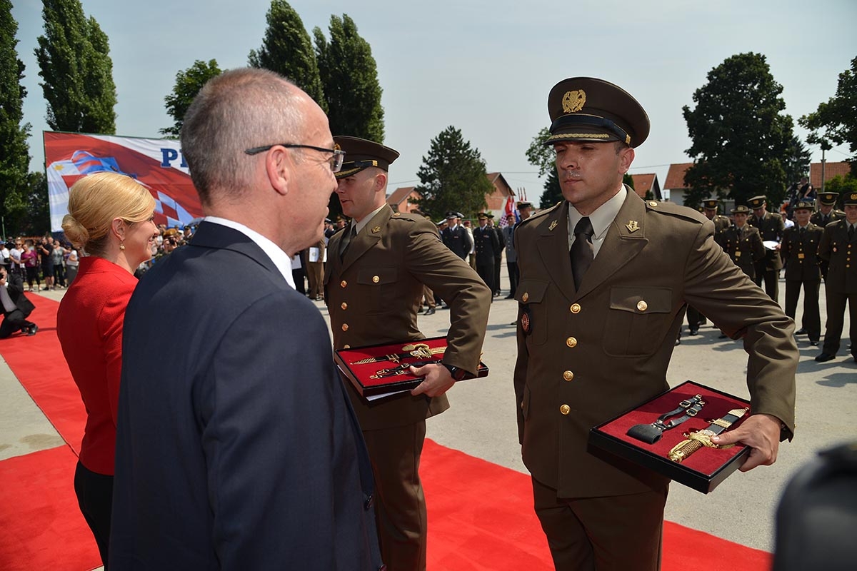 https://www.morh.hr/wp-content/gallery/svecana-promocija-153-polaznika-vojnih-skola-hvu-a-u-vukovaru/promocija_polaznika_vojnih_skola_21062018_18.jpg