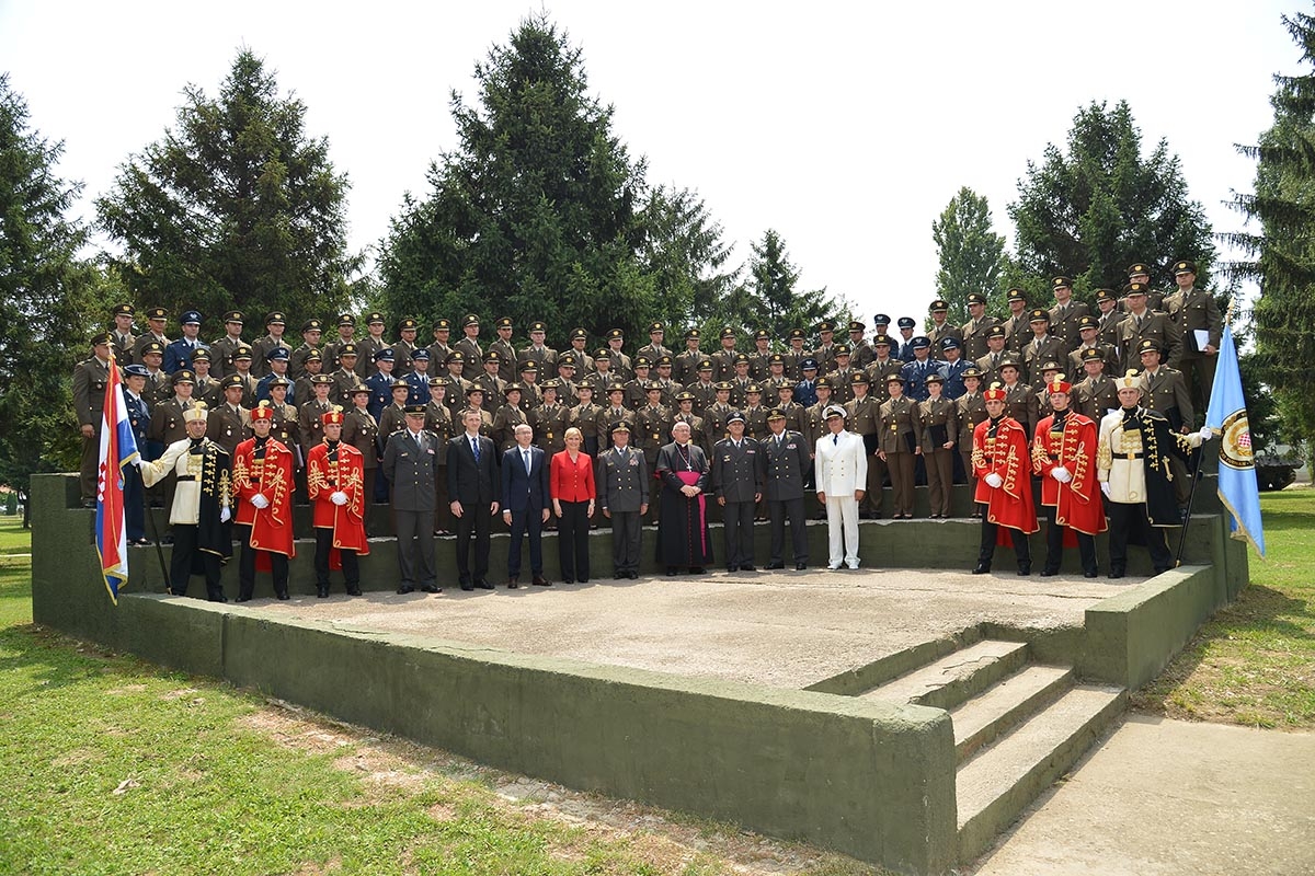 https://www.morh.hr/wp-content/gallery/svecana-promocija-153-polaznika-vojnih-skola-hvu-a-u-vukovaru/promocija_polaznika_vojnih_skola_21062018_28.jpg