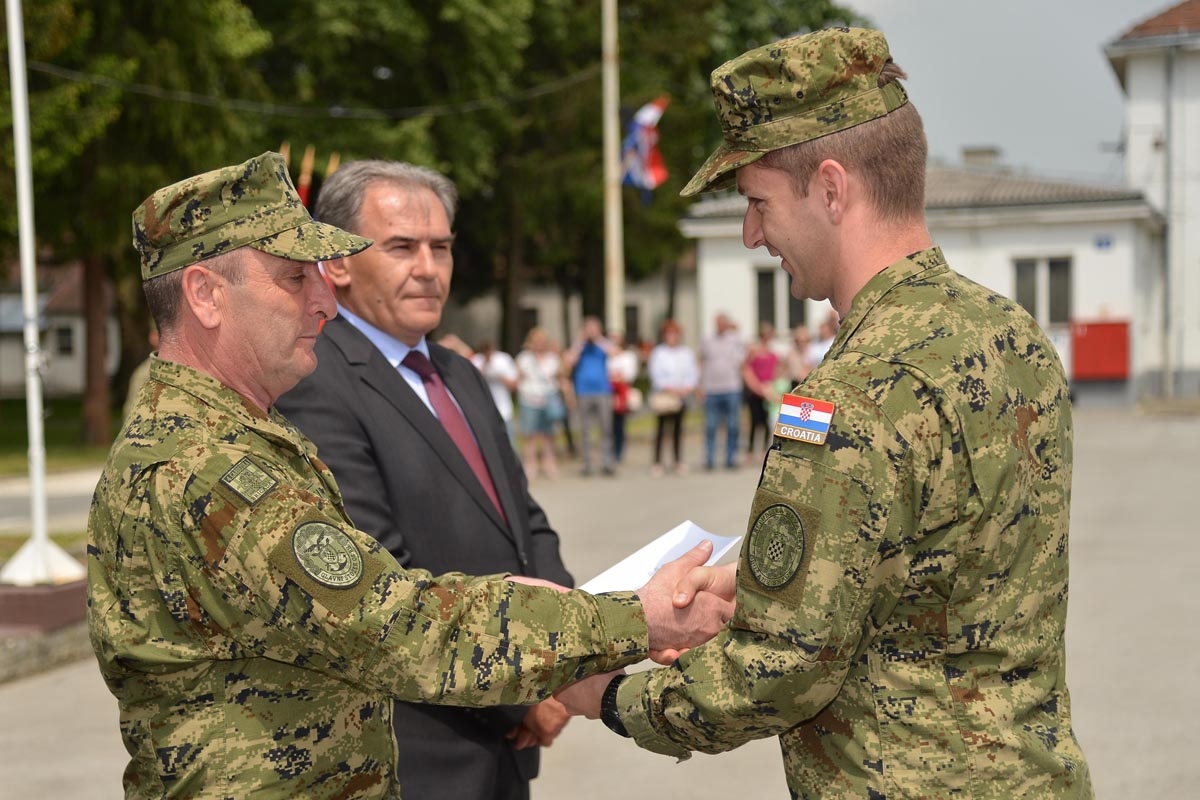 https://www.morh.hr/wp-content/gallery/svecani-docek-1-hrvcon-a-iz-nato-aktivnosti-u-poljskoj/hv_1hrvcon_04052018_19.jpg