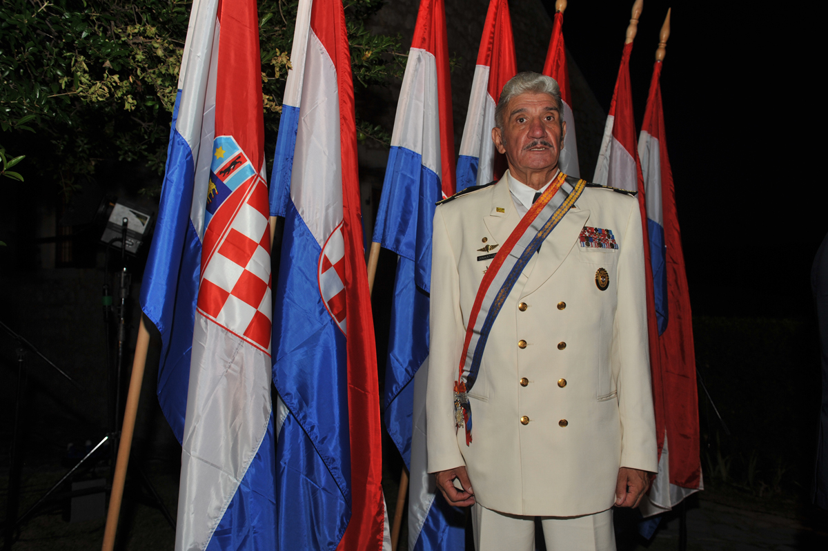 https://www.morh.hr/wp-content/gallery/svecani-prijem-za-ratne-zapovjednike-vro-oluja/oluja_domjenak_04082016_1.jpg