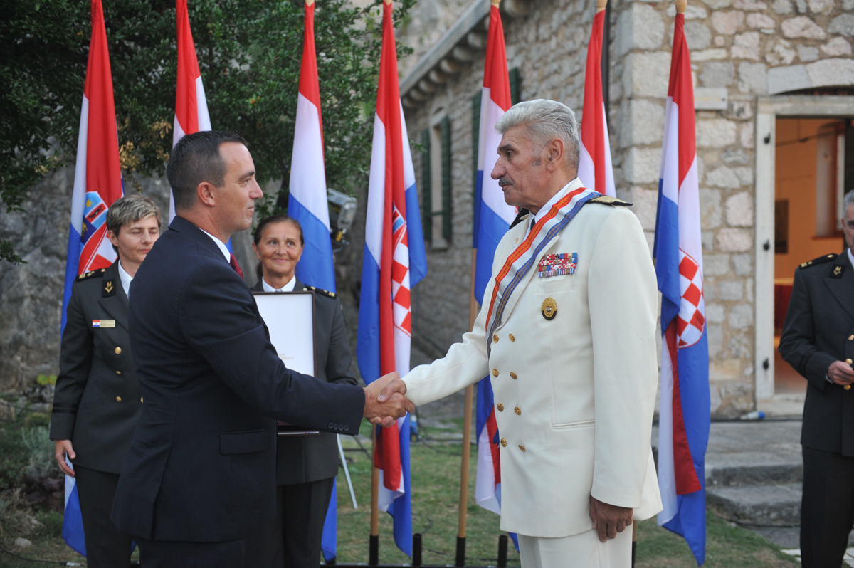 https://www.morh.hr/wp-content/gallery/svecani-prijem-za-ratne-zapovjednike-vro-oluja/oluja_domjenak_04082016_3.jpg