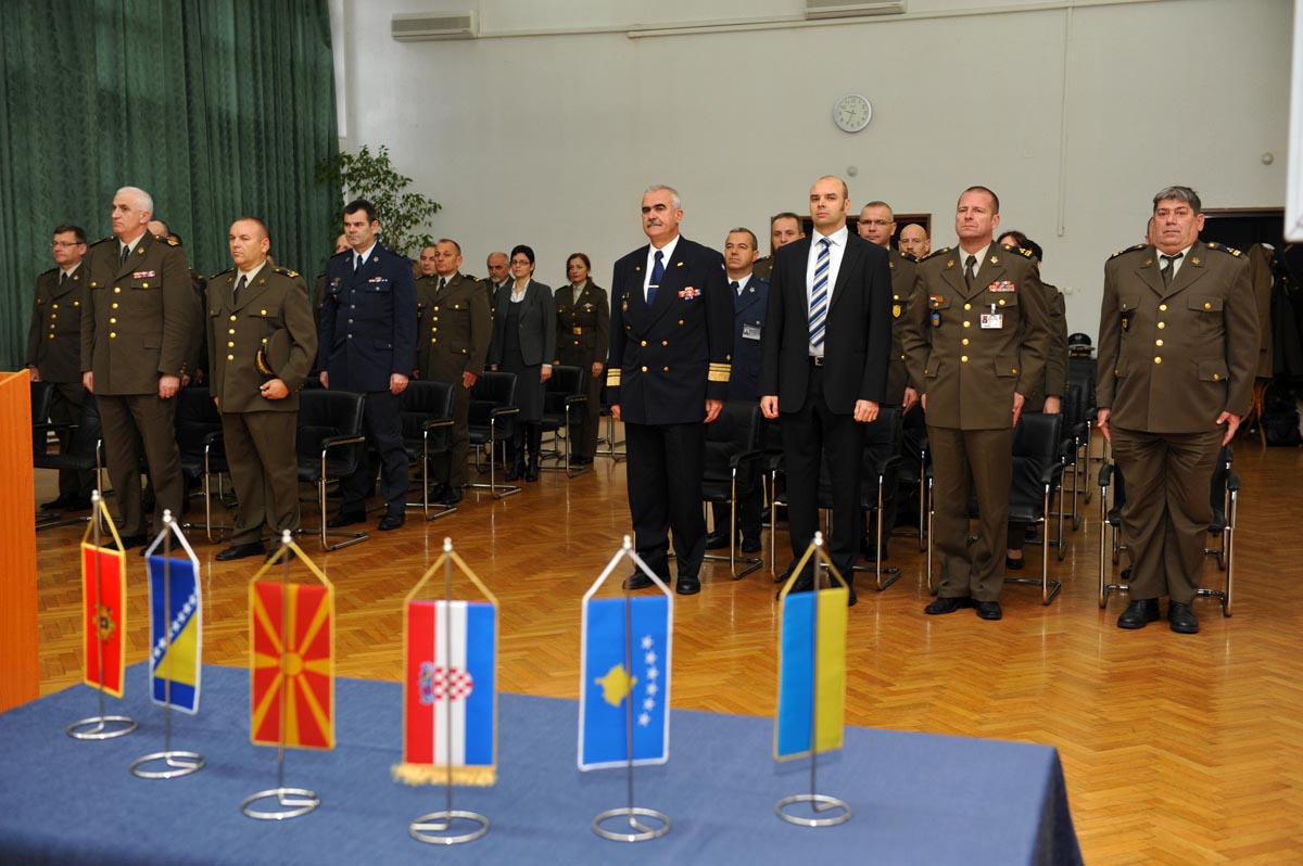 https://www.morh.hr/wp-content/gallery/svecani-zavrsetak-skolovanja-11-narastaja-vojno-diplomatske-izobrazbe/zavrsetak_hvu_22112013_01.jpg