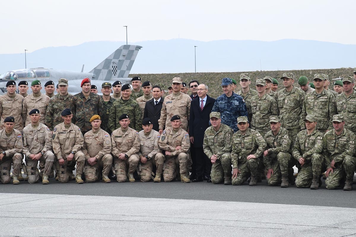 https://www.morh.hr/wp-content/gallery/svecano-ispracen-10-hrvcon-u-nato-misiju-u-afganistan/10_hrvcon_resolute_support_nato_010319_27.jpg