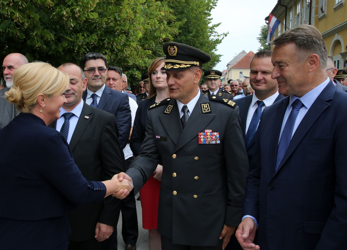 https://www.morh.hr/wp-content/gallery/svecano-obiljezavanje-predaje-21-kordunskog-korpusa-u-glini/glina_08082017_02.JPG