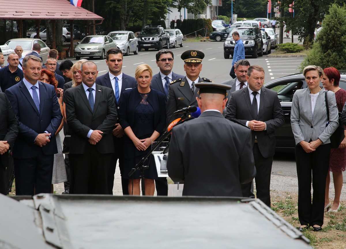 https://www.morh.hr/wp-content/gallery/svecano-obiljezavanje-predaje-21-kordunskog-korpusa-u-glini/glina_08082017_12.JPG
