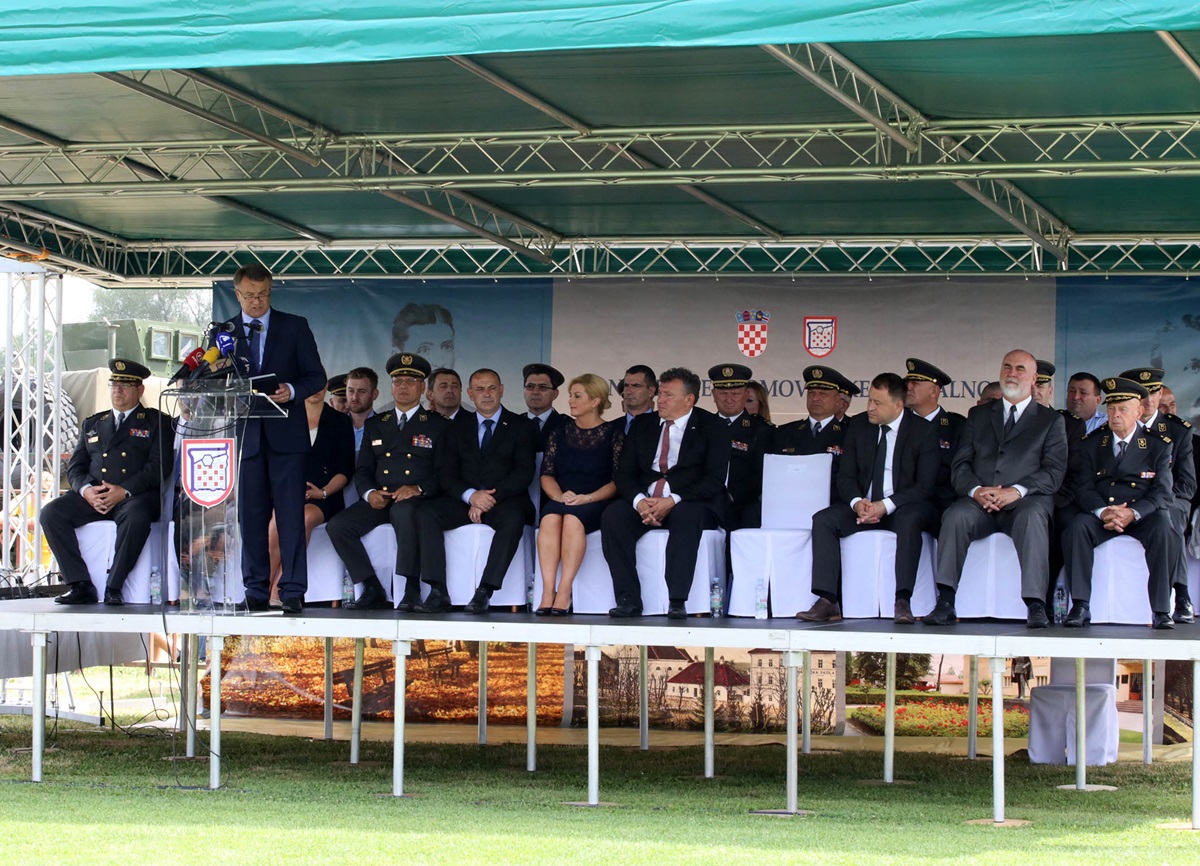 https://www.morh.hr/wp-content/gallery/svecano-obiljezavanje-predaje-21-kordunskog-korpusa-u-glini/glina_08082017_24.JPG