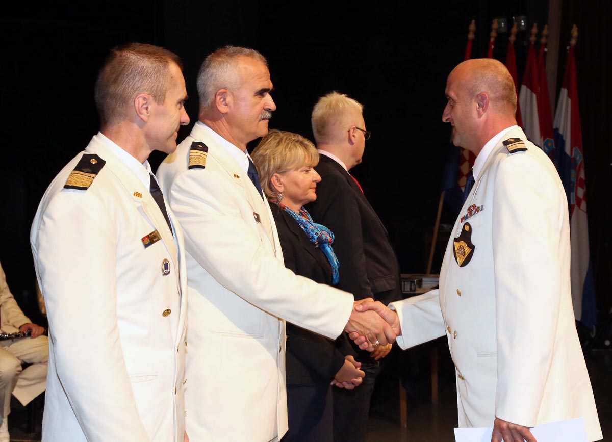 https://www.morh.hr/wp-content/gallery/svecano-obiljezen-dan-hrm-a-i-23-obljetnica-osnutka-mornarice-2/dan_hrm-a_20092014_03.jpg