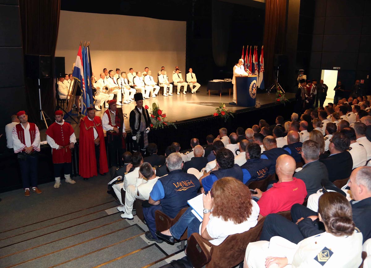 https://www.morh.hr/wp-content/gallery/svecano-obiljezen-dan-hrm-a-i-23-obljetnica-osnutka-mornarice-2/dan_hrm-a_20092014_05.jpg