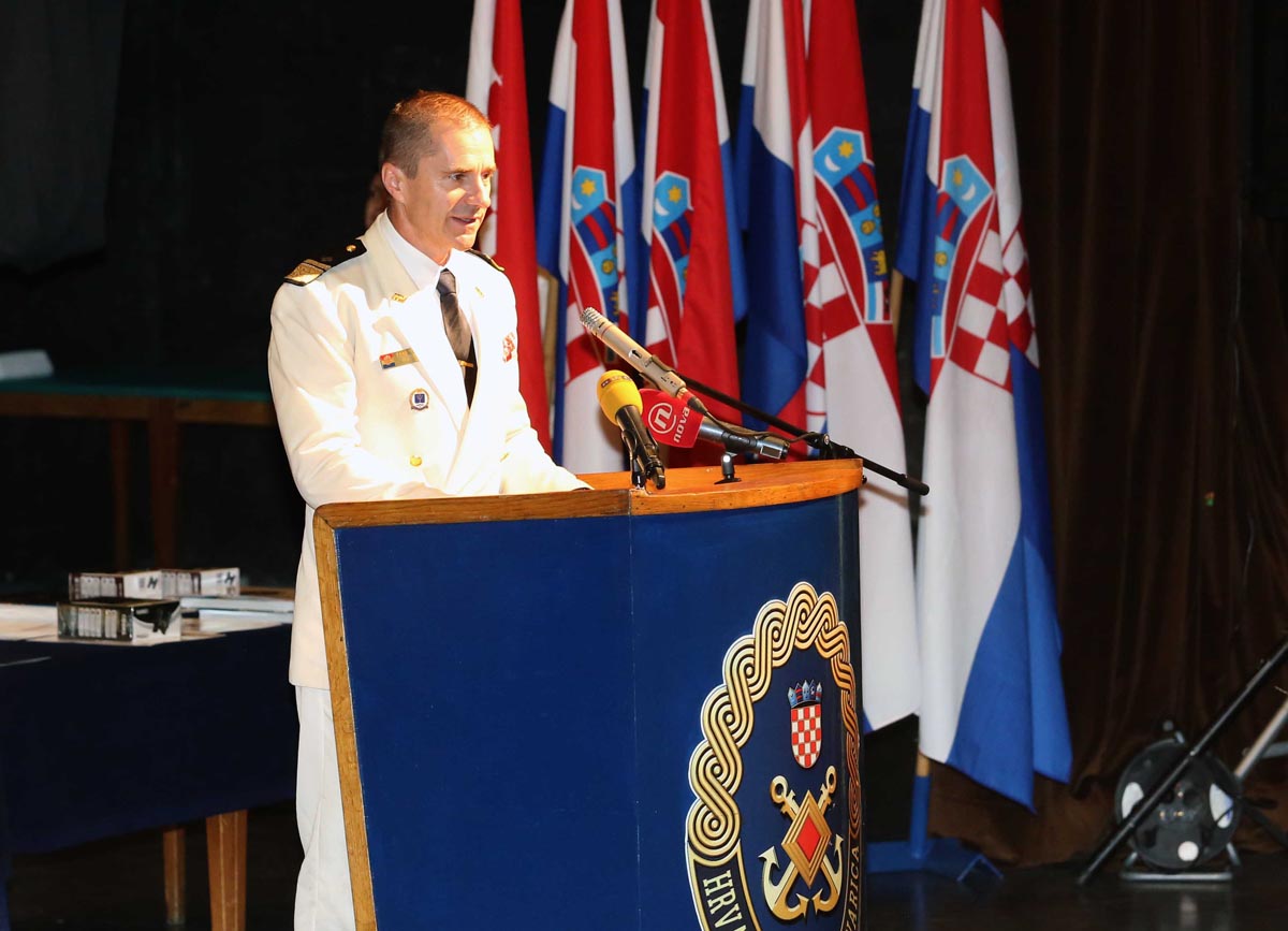 https://www.morh.hr/wp-content/gallery/svecano-obiljezen-dan-hrm-a-i-23-obljetnica-osnutka-mornarice-2/dan_hrm-a_20092014_07.jpg
