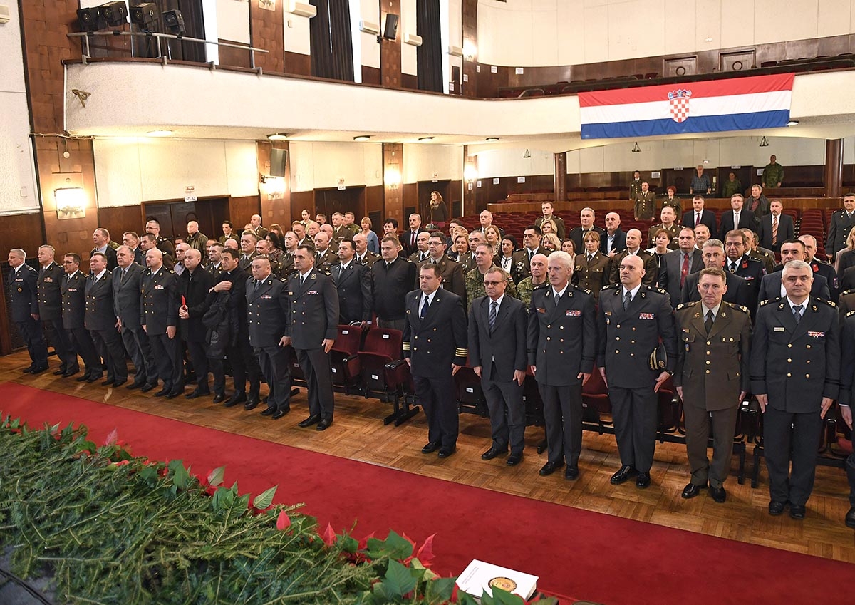 https://www.morh.hr/wp-content/gallery/svecano-obiljezena-20-godisnjica-osnutka-doma-glavnog-stozera-osrh/obletnica_doma_stozera_30112018_01.jpg