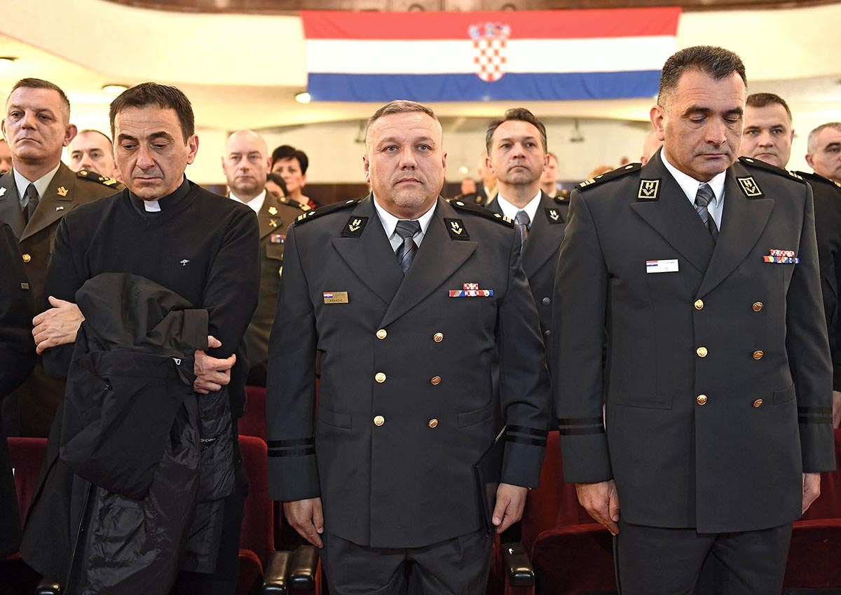 https://www.morh.hr/wp-content/gallery/svecano-obiljezena-20-godisnjica-osnutka-doma-glavnog-stozera-osrh/obletnica_doma_stozera_30112018_03.jpg