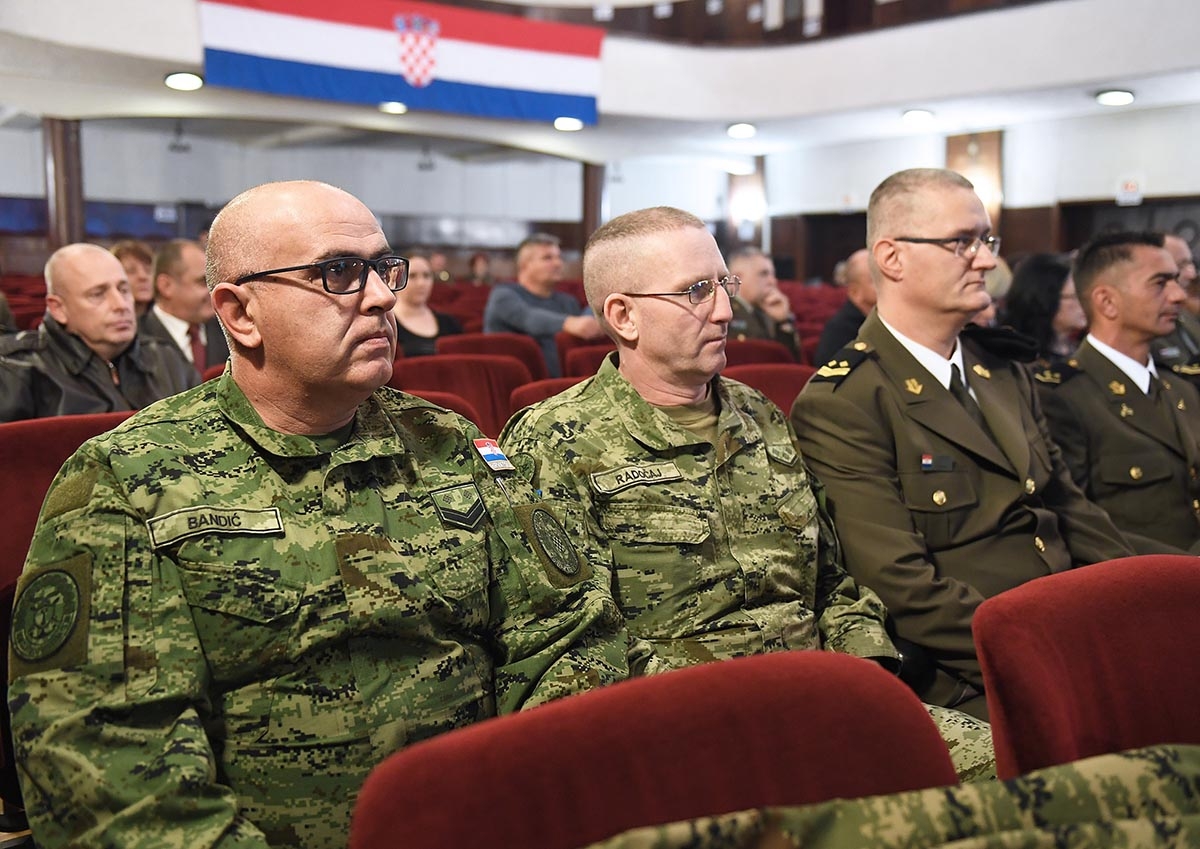 https://www.morh.hr/wp-content/gallery/svecano-obiljezena-20-godisnjica-osnutka-doma-glavnog-stozera-osrh/obletnica_doma_stozera_30112018_05.jpg