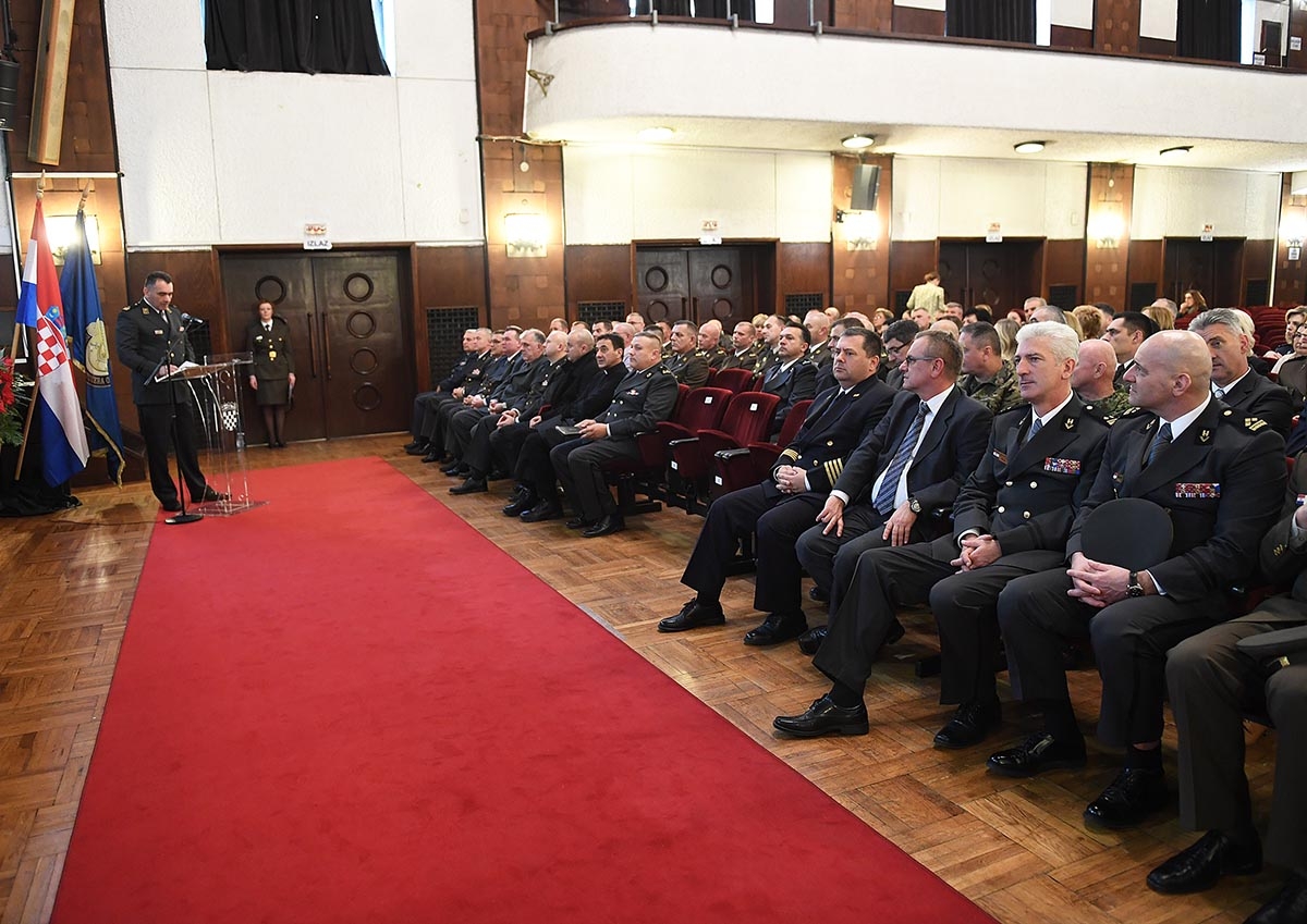https://www.morh.hr/wp-content/gallery/svecano-obiljezena-20-godisnjica-osnutka-doma-glavnog-stozera-osrh/obletnica_doma_stozera_30112018_08.jpg
