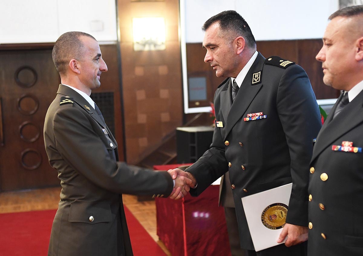 https://www.morh.hr/wp-content/gallery/svecano-obiljezena-20-godisnjica-osnutka-doma-glavnog-stozera-osrh/obletnica_doma_stozera_30112018_11.jpg