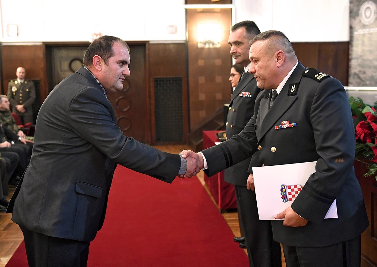 https://www.morh.hr/wp-content/gallery/svecano-obiljezena-20-godisnjica-osnutka-doma-glavnog-stozera-osrh/obletnica_doma_stozera_30112018_12.jpg