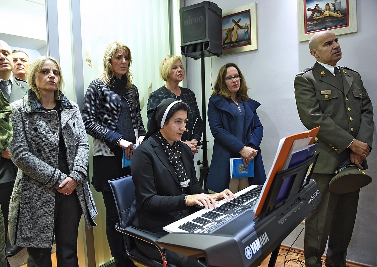 https://www.morh.hr/wp-content/gallery/svecano-obiljezena-20-godisnjica-osnutka-doma-glavnog-stozera-osrh/obletnica_doma_stozera_30112018_15.jpg