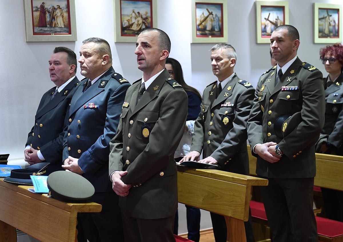 https://www.morh.hr/wp-content/gallery/svecano-obiljezena-20-godisnjica-osnutka-doma-glavnog-stozera-osrh/obletnica_doma_stozera_30112018_19.jpg