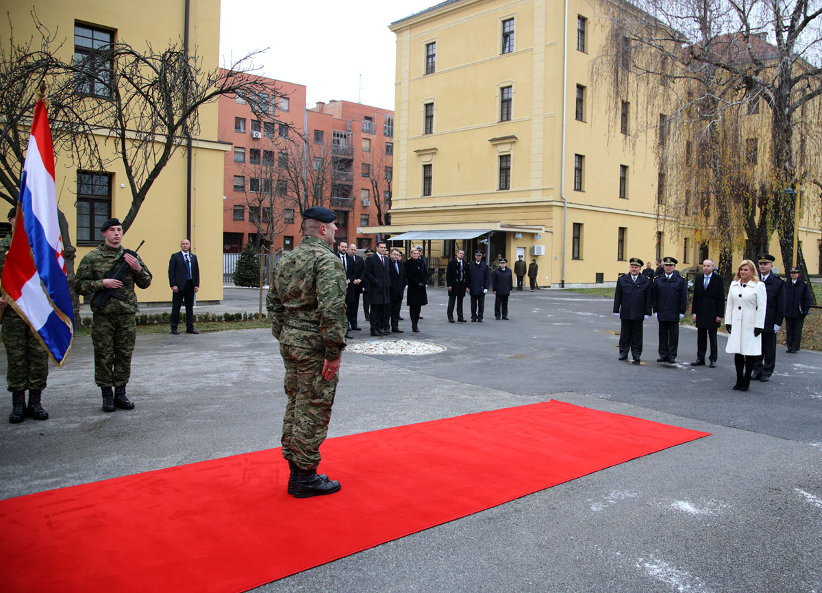 https://www.morh.hr/wp-content/gallery/svecano-obiljezena-25-godisnjica-hvu-dr-franjo-tudman-1/hvu20122016_01.jpg
