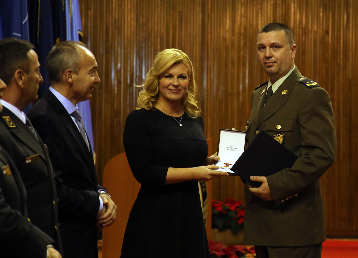 https://www.morh.hr/wp-content/gallery/svecano-obiljezena-25-godisnjica-hvu-dr-franjo-tudman-1/hvu20122016_10.jpg