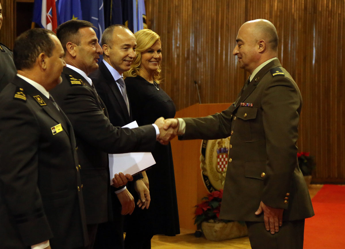 https://www.morh.hr/wp-content/gallery/svecano-obiljezena-25-godisnjica-hvu-dr-franjo-tudman-1/hvu20122016_12.jpg