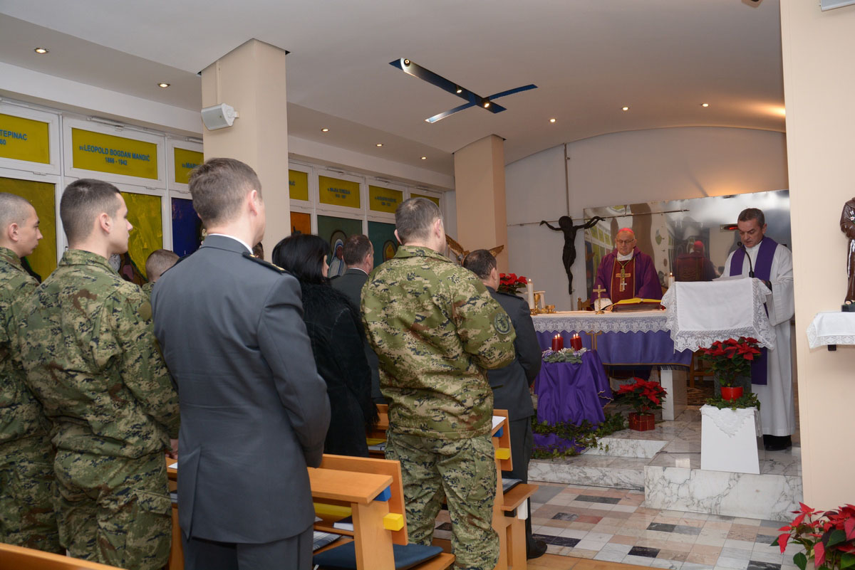 https://www.morh.hr/wp-content/gallery/svecano-obiljezena-25-godisnjica-hvu-dr-franjo-tudman-1/hvu20122016_21.JPG