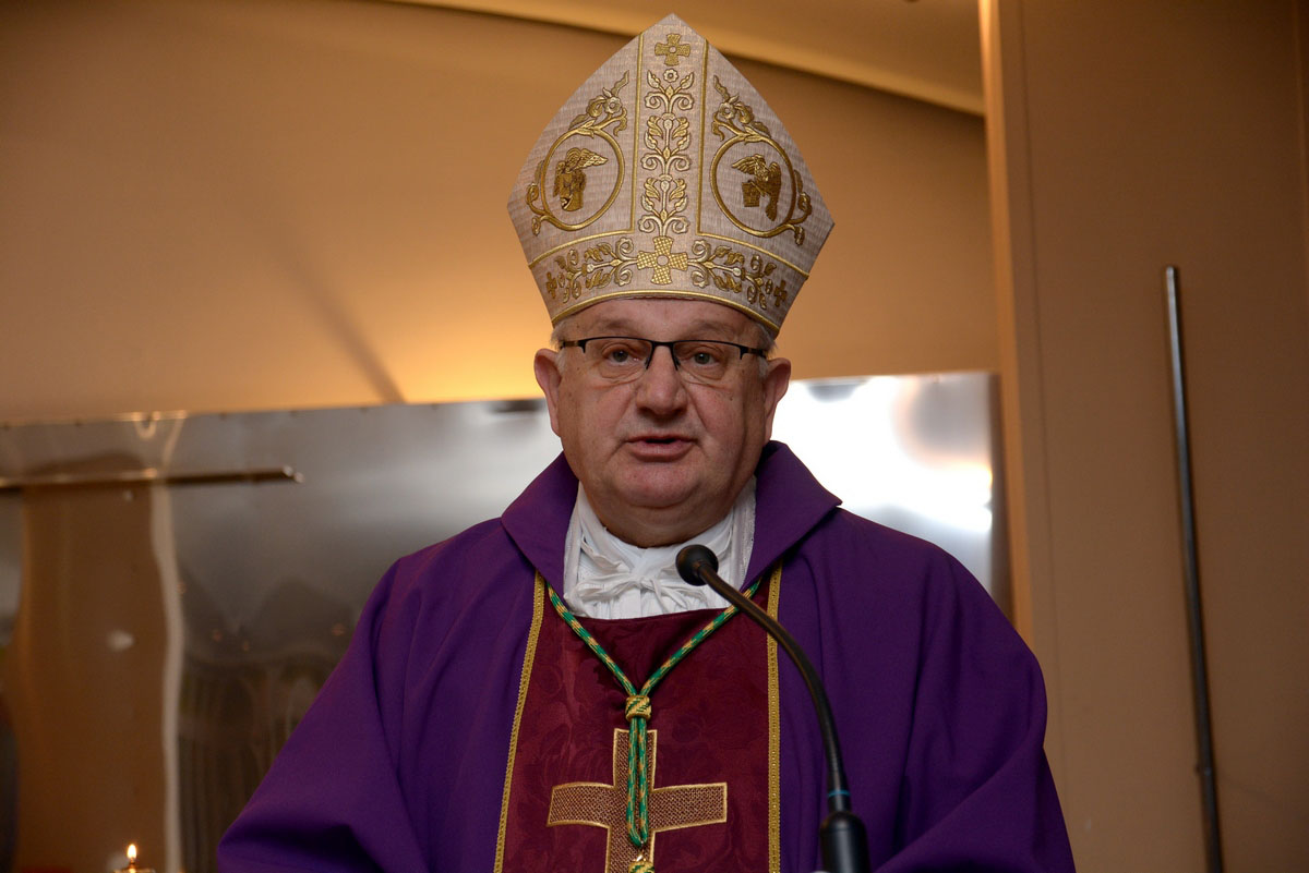 https://www.morh.hr/wp-content/gallery/svecano-obiljezena-25-godisnjica-hvu-dr-franjo-tudman-1/hvu20122016_22.JPG