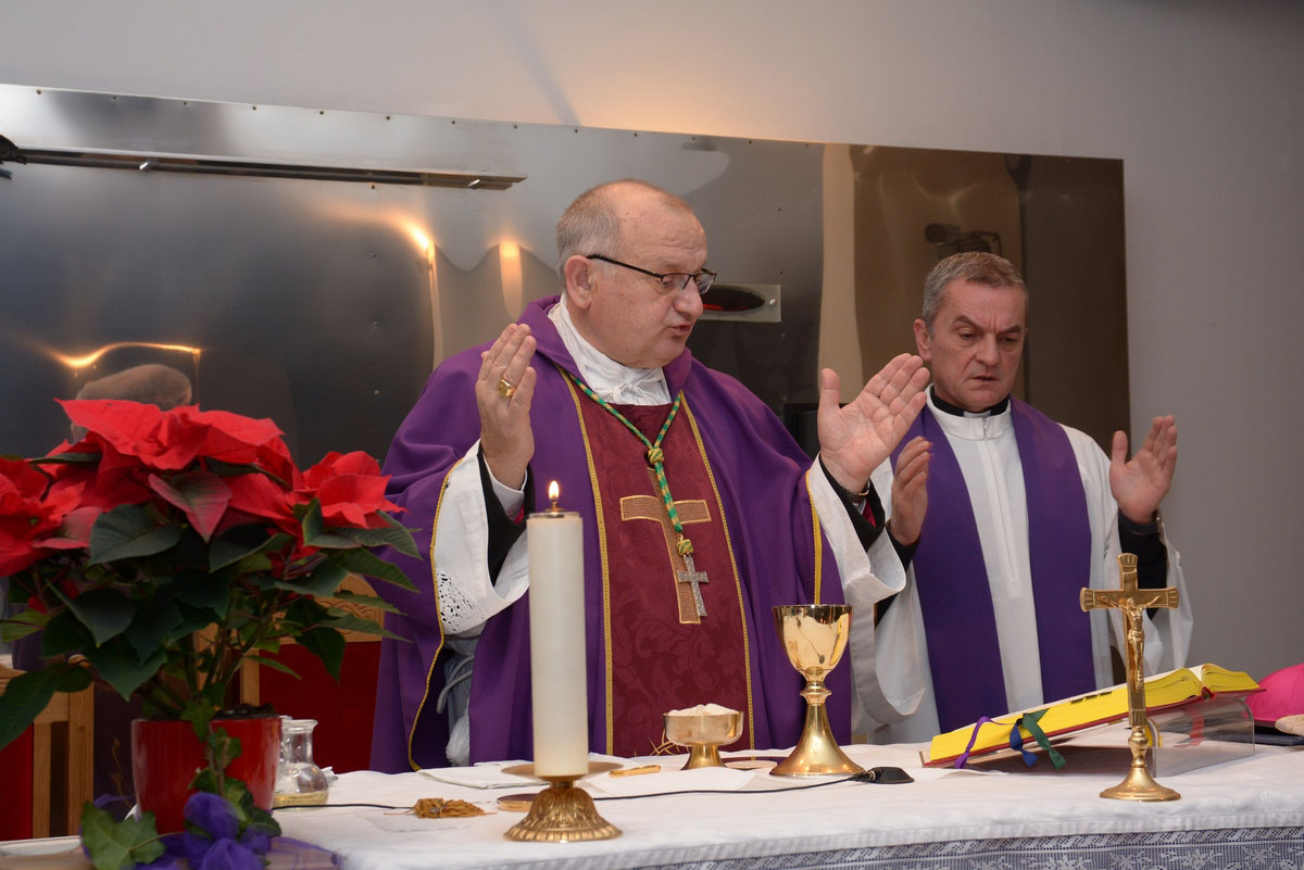 https://www.morh.hr/wp-content/gallery/svecano-obiljezena-25-godisnjica-hvu-dr-franjo-tudman-1/hvu20122016_23.JPG