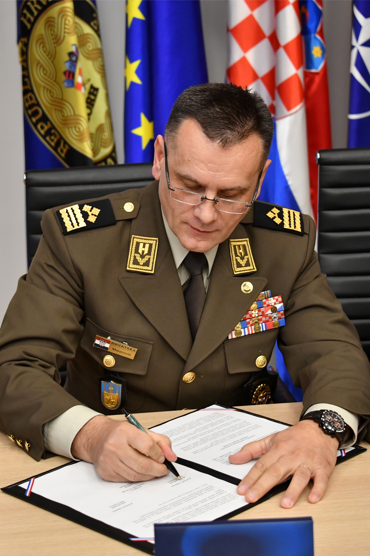 https://www.morh.hr/wp-content/gallery/svecano-obiljezena-primopredaja-duznosti-zamjenika-nacelnika-gs-osrh/20200313-primopredaja-zamjenika-nacelnika-gsosrh-04.jpg