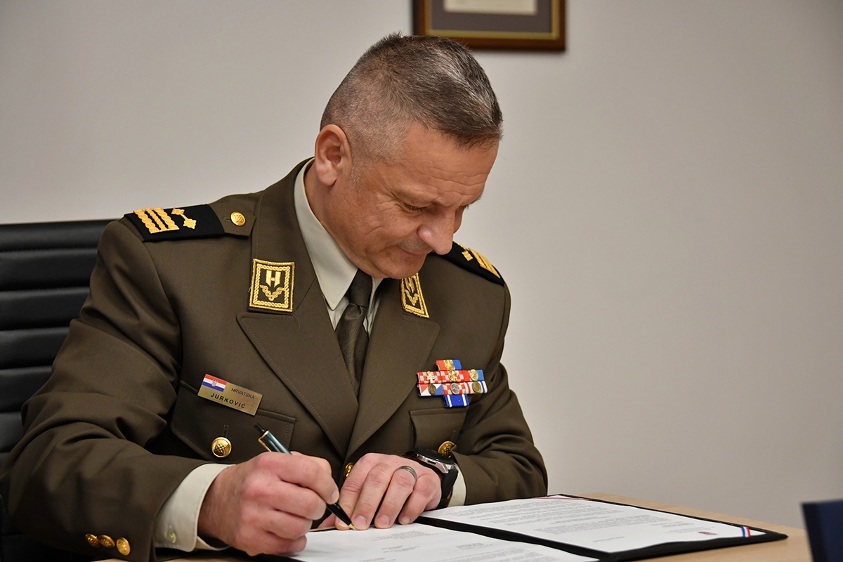 https://www.morh.hr/wp-content/gallery/svecano-obiljezena-primopredaja-duznosti-zamjenika-nacelnika-gs-osrh/20200313-primopredaja-zamjenika-nacelnika-gsosrh-05.jpg