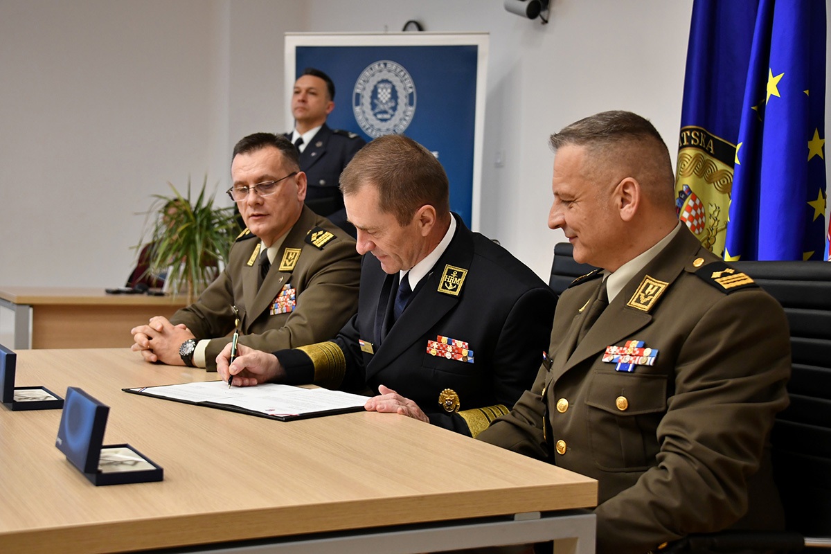 https://www.morh.hr/wp-content/gallery/svecano-obiljezena-primopredaja-duznosti-zamjenika-nacelnika-gs-osrh/20200313-primopredaja-zamjenika-nacelnika-gsosrh-06.jpg