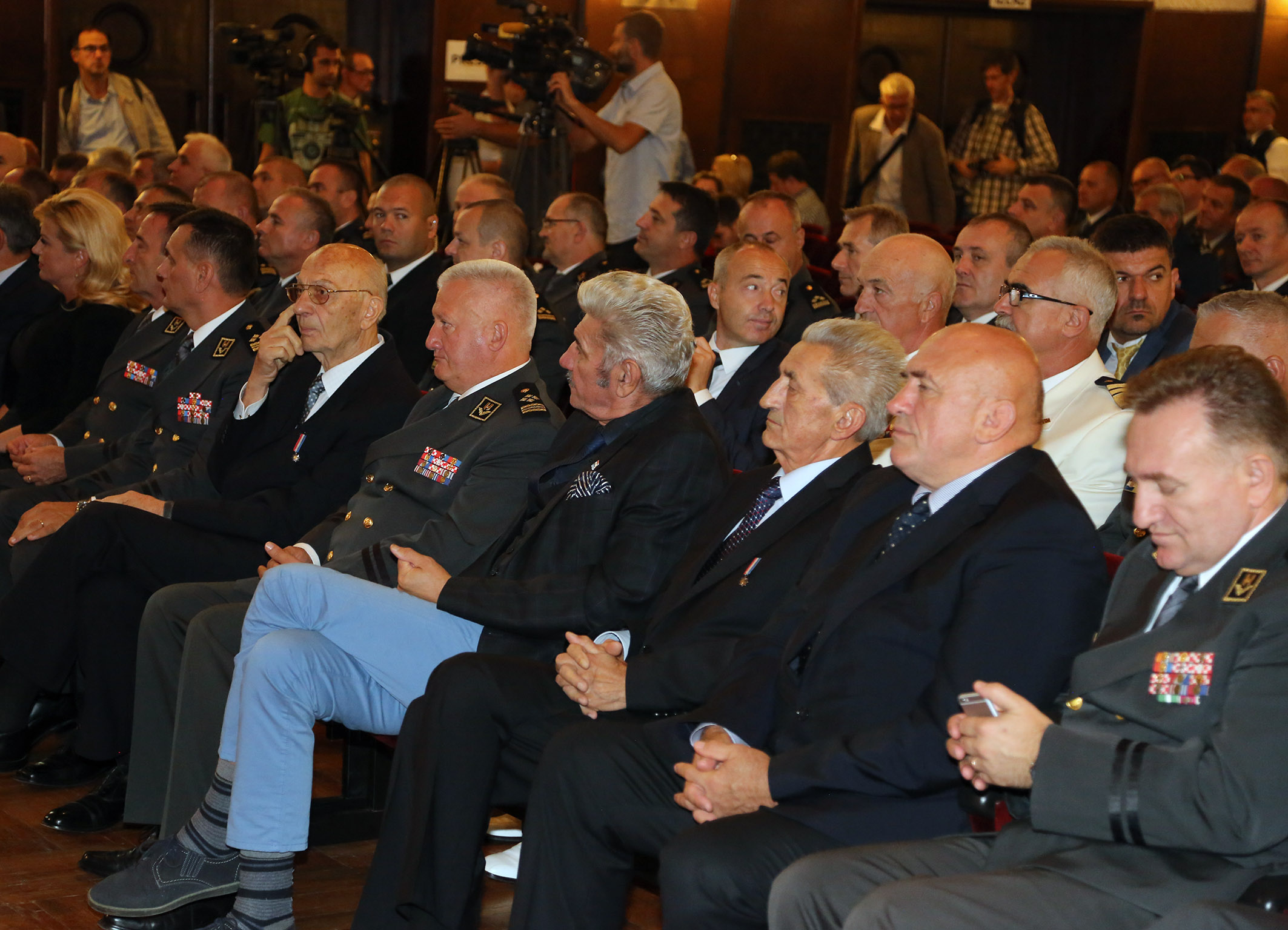 https://www.morh.hr/wp-content/gallery/svecano-obiljezeno-25-godina-glavnog-stozera-oruzanih-snaga-rh/osrg_sb_27092016_17.jpg
