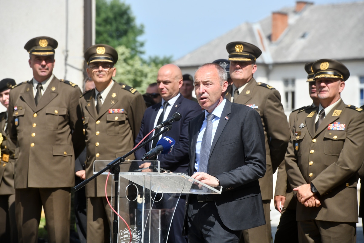 https://www.morh.hr/wp-content/gallery/svecano-otkriveno-poprsje-damira-tomljanovica-gavrana/spomenik_damiru_tomljenovicu_gavranu_30052018_01.1.jpg