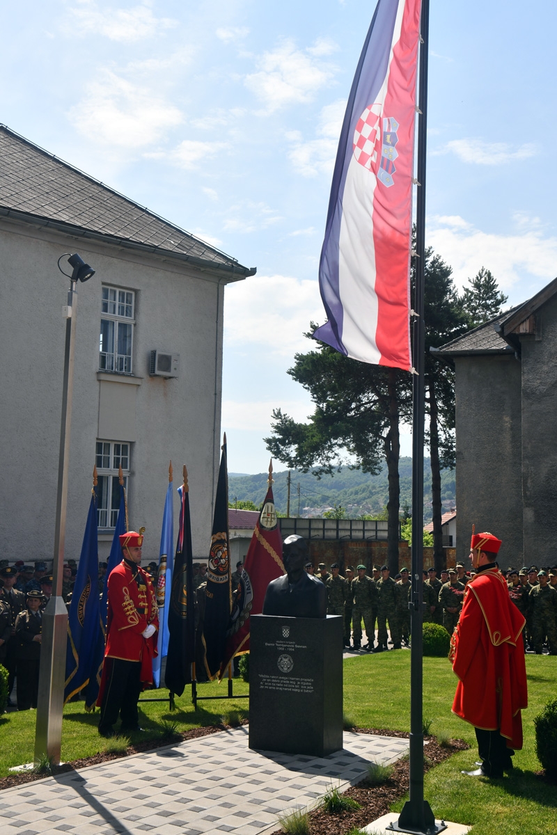 https://www.morh.hr/wp-content/gallery/svecano-otkriveno-poprsje-damira-tomljanovica-gavrana/spomenik_damiru_tomljenovicu_gavranu_30052018_02.jpg